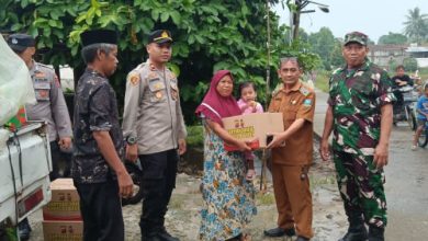 Paket sembako dari Kapolda Banten dibagikan ke korban banjir di Serang. Foto: Yono