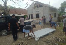 Bantuan Kapolres Serang, AKBP Wiwin Setiawan untuk korban puting beliung di Kopo. Foto: Yono