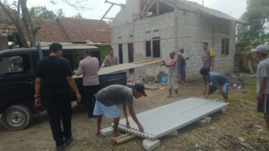 Bantuan Kapolres Serang, AKBP Wiwin Setiawan untuk korban puting beliung di Kopo. Foto: Yono