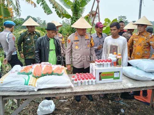 Kapolres Serang, AKBP Condro Sasongko member bantuan bibit jagung, pupuk untuk Gapoktan Budi Makmur di Kopo. Foto: Yono