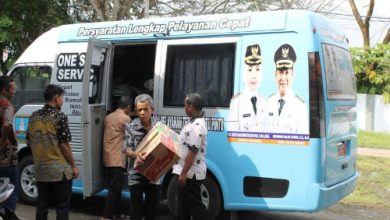 Bantuan logistik bagi korban banjir di Carenang, Kabupaten Serang. Foto Antara