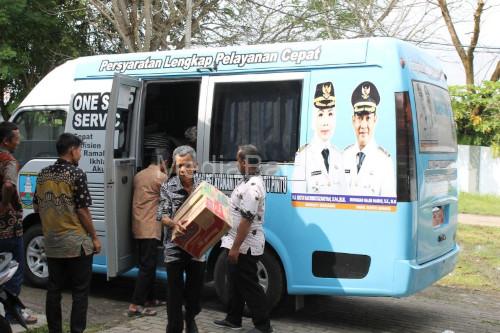 Bantuan logistik bagi korban banjir di Carenang, Kabupaten Serang. Foto Antara