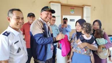 Penyerahan bantuan paket penanganan stunting di Rajeg, Kabupaten Tangerang. Foto: Biro Adpim Banten