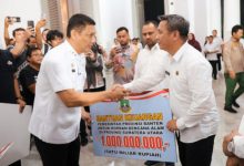 Sekda Banten, Deden Apriandhi menyerahkan bantuan keuangan ke korban bencana banjir dan longso di 3 provinsi. Foto Biro Adpim Banten