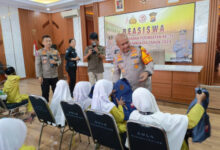 Bantuan beasiswa anak yatim dari Kapolres Serang. Foto: Yono