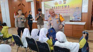 Bantuan beasiswa anak yatim dari Kapolres Serang. Foto: Yono