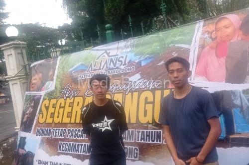 Penggalangan dana LSM GMBI bagi warga korban banjir bandang di Cigobang. Foto Antara