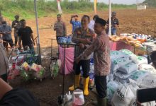 Bantuan bibit jagung BISI, NPK dan urea dari Polres Serang dan Biro SDM Polda Banten untuk Bumdes Cijeruk. Foto: Yono