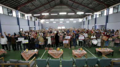 Acara penyaluran bantuan UEP dan Bansos di Karawaci. Foto: Biro Adpim Banten