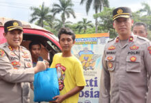 Kapolres Serang, AKBP Yudha Satria bagikan paket sembako. Foto: Yono