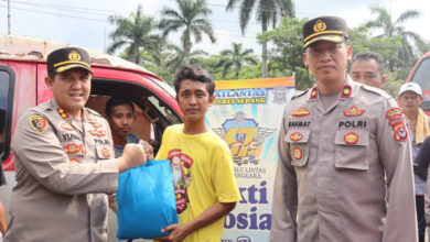 Kapolres Serang, AKBP Yudha Satria bagikan paket sembako. Foto: Yono