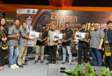 Kepala Bapenda Banten, Opar Sohari bersama Panitia Pameran BAE. Foto: Bapenda