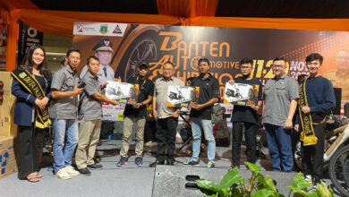 Kepala Bapenda Banten, Opar Sohari bersama Panitia Pameran BAE. Foto: Bapenda