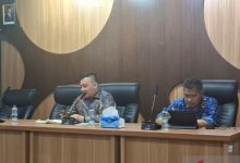 Kepala Bapenda Banten, Raden Birly Rizki Natakusumah dan stafnya. Foto Antara