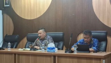 Kepala Bapenda Banten, Raden Birly Rizki Natakusumah dan stafnya. Foto Antara