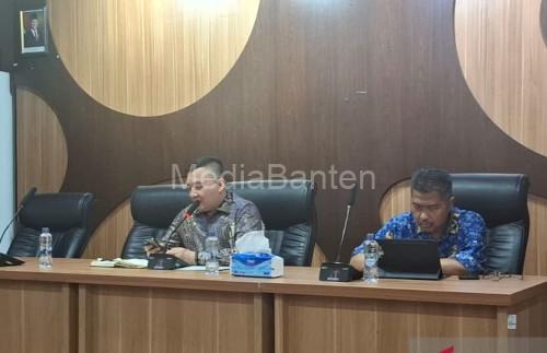 Kepala Bapenda Banten, Raden Birly Rizki Natakusumah dan stafnya. Foto Antara