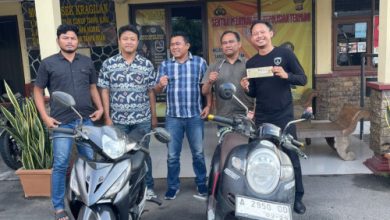 Barang bukti dari pelaku Curanmor bersama petugas dari Polsek Kragilan. Foto Yono