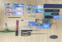 Barang bukti kejahatan pencurian modus ganjel kartu ATM. Foto Antara