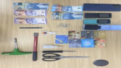 Barang bukti kejahatan pencurian modus ganjel kartu ATM. Foto Antara