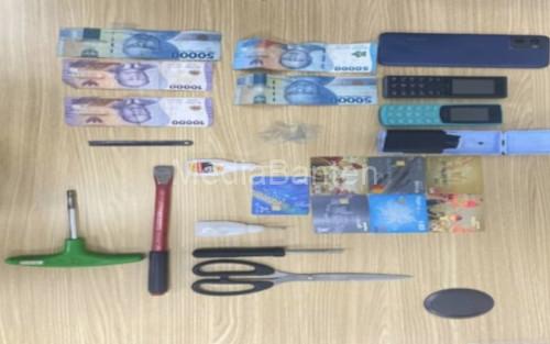 Barang bukti kejahatan pencurian modus ganjel kartu ATM. Foto Antara