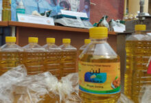 barang bukti hasil pengemasan ulang minyak goreng curah menjadi kemasan sederhana dan premium yang disita polisi.