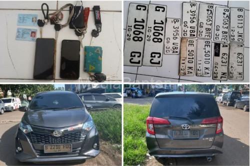 Barang bukti kejahtan modus pinjam mobil korban di Tangerang. Foto Antara