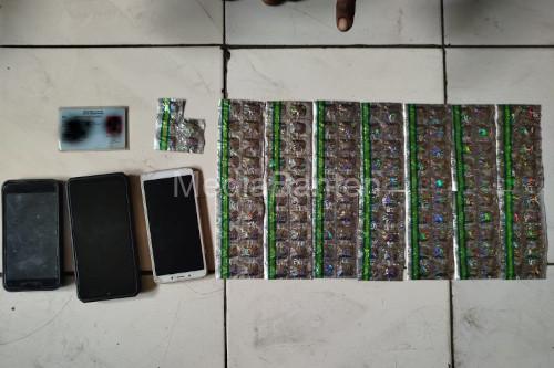 Barang bukti juali beli obat keras. Foto Antara
