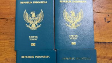 Barang bukti berupa paspor umroh. Foto Yono