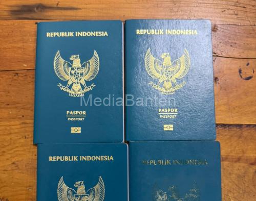 Barang bukti berupa paspor umroh. Foto Yono