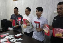 Sejumlah barang bukti narkoba diperlihatkan tim Satresnarkoba Polres Serang. Foto: Yono