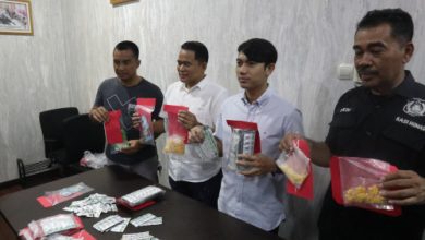 Sejumlah barang bukti narkoba diperlihatkan tim Satresnarkoba Polres Serang. Foto: Yono