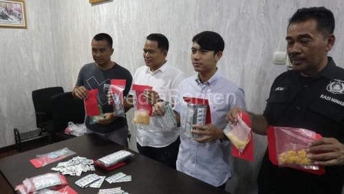 Sejumlah barang bukti narkoba diperlihatkan tim Satresnarkoba Polres Serang. Foto: Yono