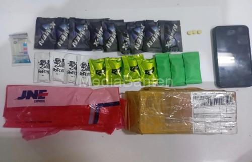 Baranb bukti ekstasi dan cairan vape ilegal. Foto Hadi