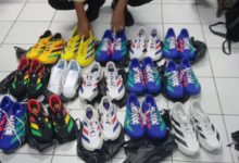 Barang bukti sepatu ekspor berbagai merek terkenal. Foto Yono