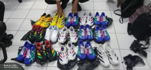 Barang bukti sepatu ekspor berbagai merek terkenal. Foto Yono