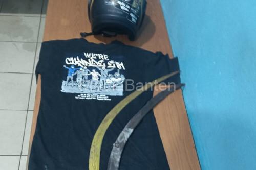 Barang bukti peristiwa pembacokan 2 remaja di Fly Over Taman Cibodas, Tangerang. Foto Antara