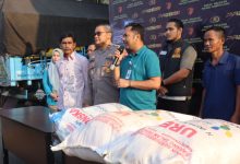 Penyerahan baranng bukti pupuk bersubsidi ke petani di Pandeglang. Foto: Yono