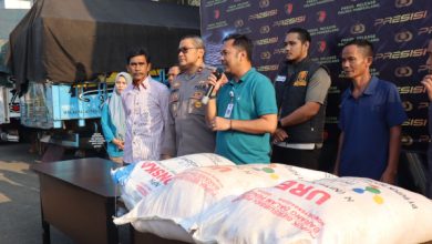 Penyerahan baranng bukti pupuk bersubsidi ke petani di Pandeglang. Foto: Yono