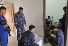 Penggerebekan sebuah rumah yagn menyimpan benih bening lobster di Serang. Foto Antara