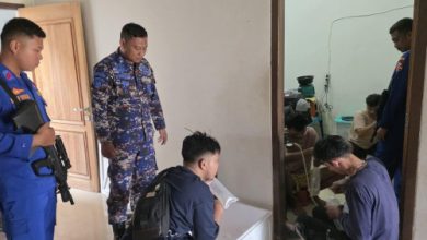 Penggerebekan sebuah rumah yagn menyimpan benih bening lobster di Serang. Foto Antara