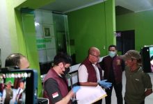 Penyidik Bareskrim Polri geladah Kantor Desa Kohod, Kabupaten Tangerang. Foto: Antara