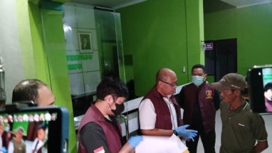 Penyidik Bareskrim Polri geladah Kantor Desa Kohod, Kabupaten Tangerang. Foto: Antara