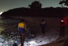 Tim SAR menenulusuri Pantai Tanjung Peni untuk mencari seorang pemancing yang terseret ombak. Foto Daeng Yusvin