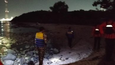 Tim SAR menenulusuri Pantai Tanjung Peni untuk mencari seorang pemancing yang terseret ombak. Foto Daeng Yusvin