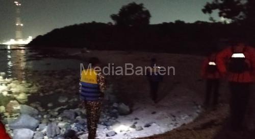 Tim SAR menenulusuri Pantai Tanjung Peni untuk mencari seorang pemancing yang terseret ombak. Foto Daeng Yusvin