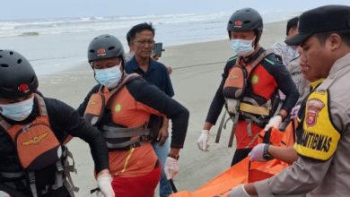 Basarnas Bengkulu kembali mengevakuasi mayat tanpa identias di pesisir pantai. Foto Antara