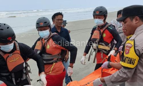 Basarnas Bengkulu kembali mengevakuasi mayat tanpa identias di pesisir pantai. Foto Antara