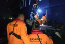Tim SAR Banten evakuasi 17 ABK. Foto: Antara