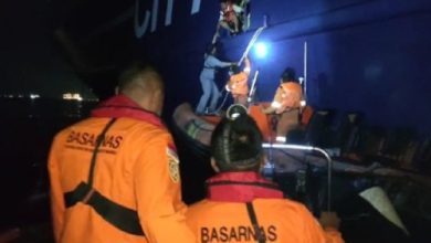 Tim SAR Banten evakuasi 17 ABK. Foto: Antara