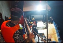 Tim SAR Gabungan evakuasi WNA Filipina yagn sakit di Perairan Suralaya, Merak. Foto: Antara